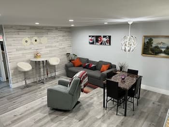 Luxurious & Spacious Townhouse 6 MILES FROM BEACH