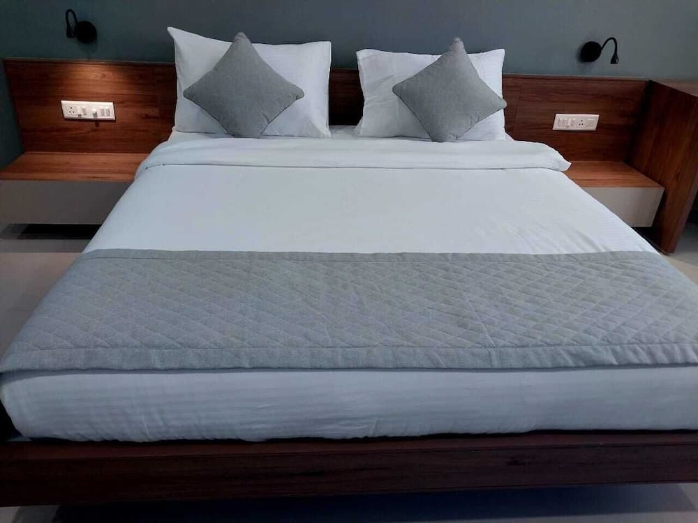 The Camellia by YUHI