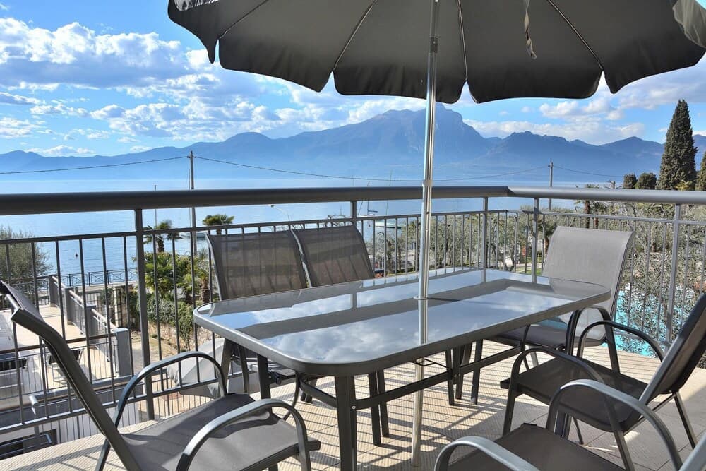 North House - Sleeps 4 Shared Pool Lake View in Torri del Benaco