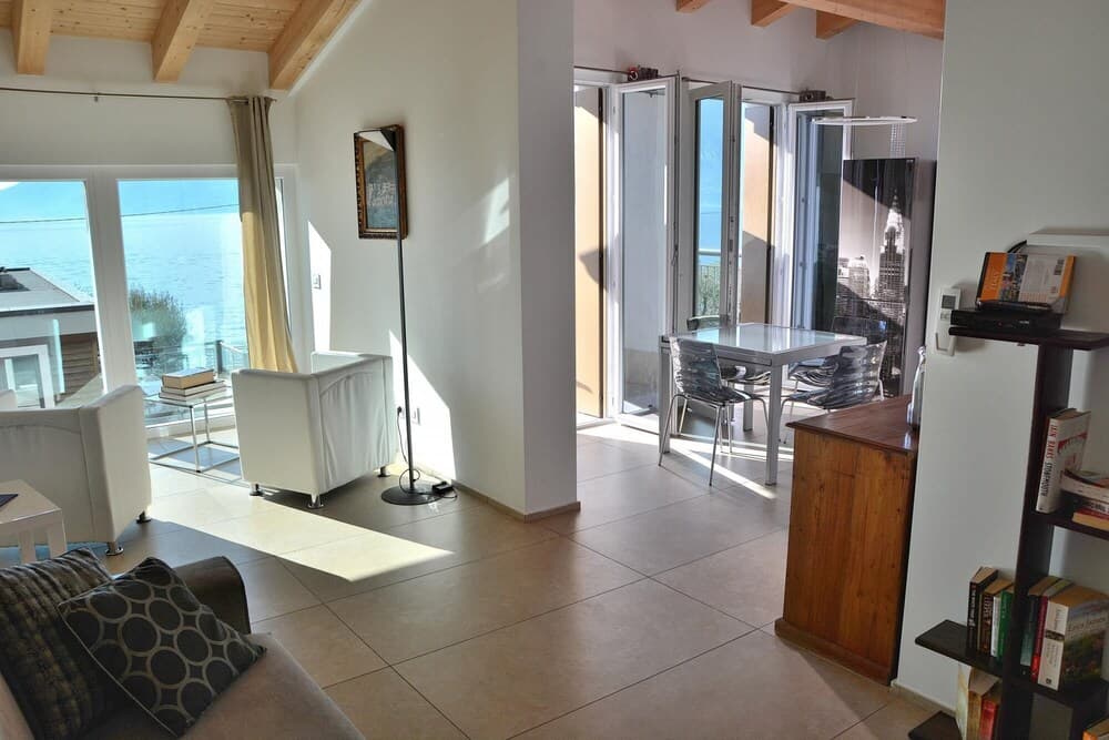 North House - Sleeps 4 Shared Pool Lake View in Torri del Benaco