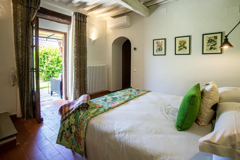 Oliveta a Retreat Surrounded by Olive Trees