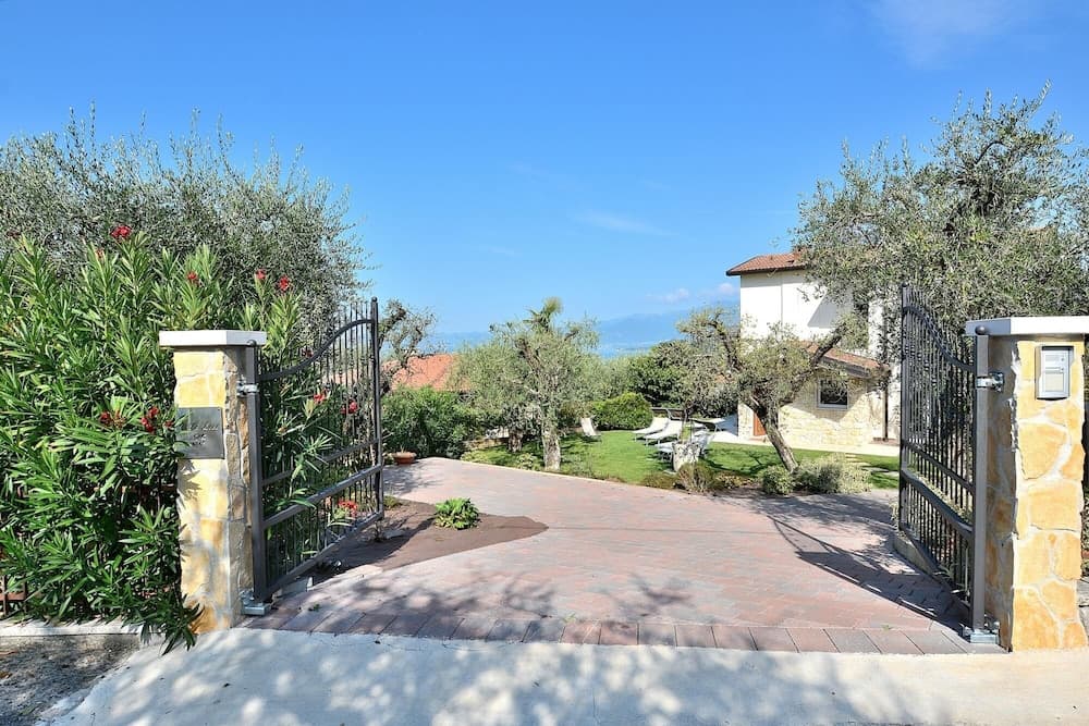 Villa Lisi - Sleeps 8 Private Garden in Residence With Pool in Bardolino