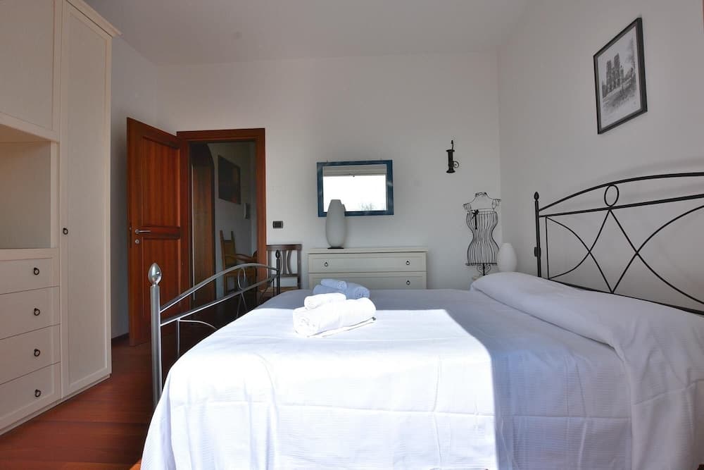 Orange Apartment in Costermano