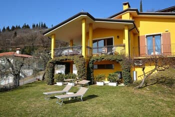 Orange Apartment in Costermano