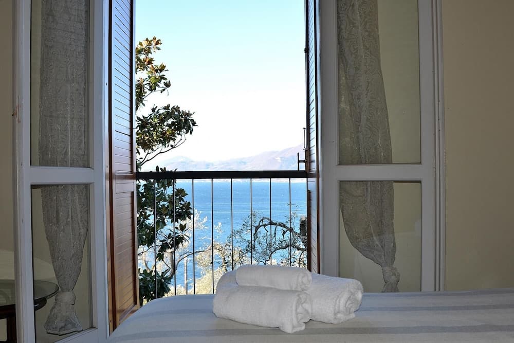 Villa Retr Alle Rossone - Sleeps 7 With Breathless Lake View in Torri del Benaco
