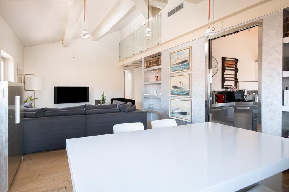 Stunning top Floor Flat in the Heart of Verona - With car Park