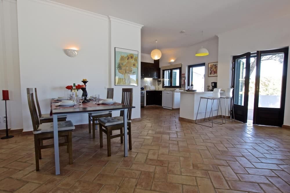 Villa Eiras Altas by Portucasa