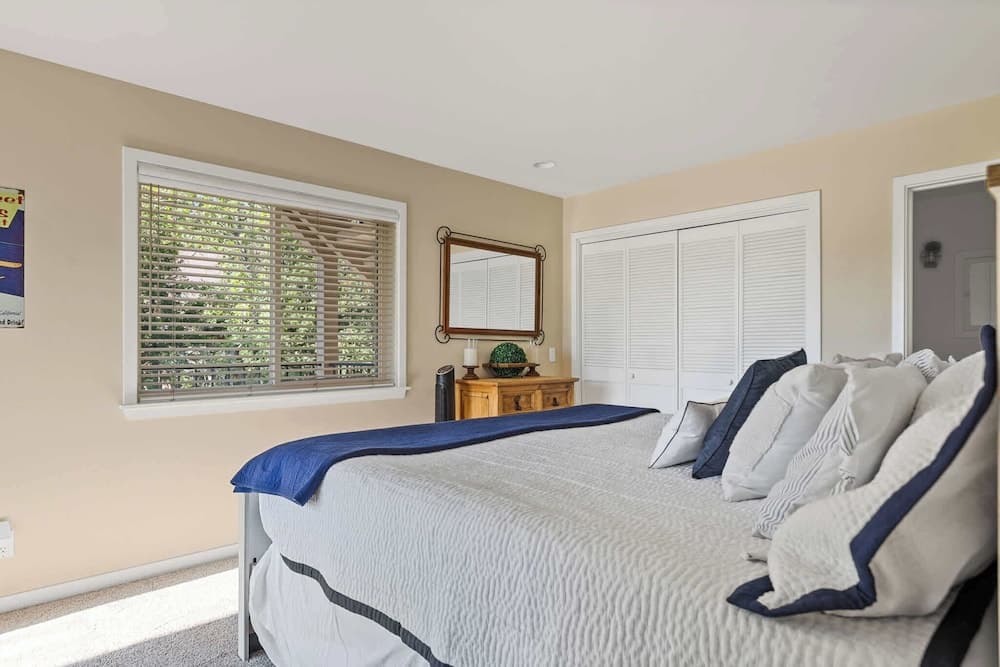 Bearfoot Lodge Near Hiking & Skiing!