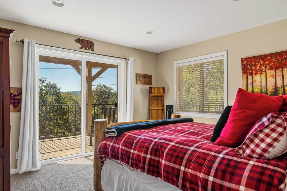 Bearfoot Lodge Near Hiking & Skiing!