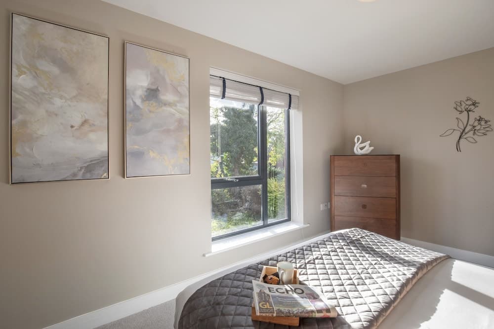 Elliot Oliver - Luxurious 2 Bedroom Apartment With Parking