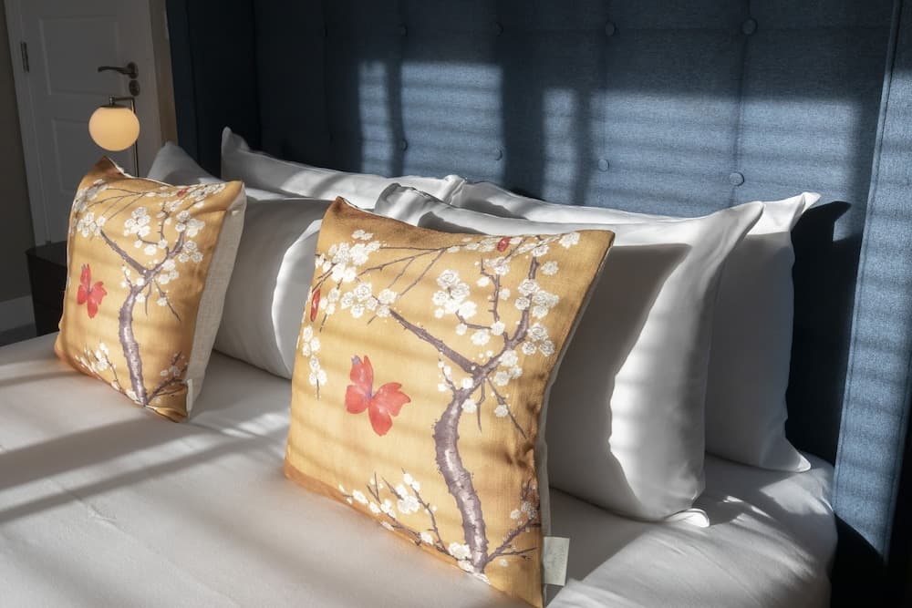 Elliot Oliver - Luxurious 2 Bedroom Apartment With Parking