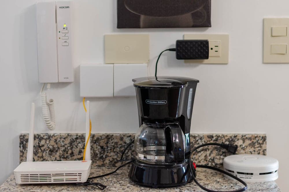 Modern Apt With free parking and AC 3brs