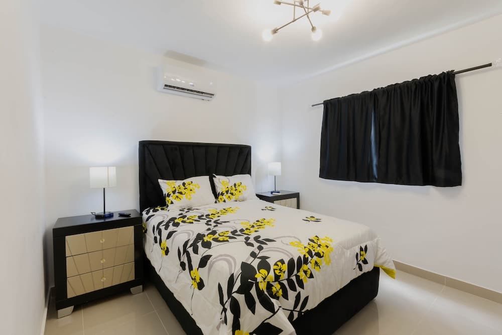 Modern Apt With free parking and AC 3brs