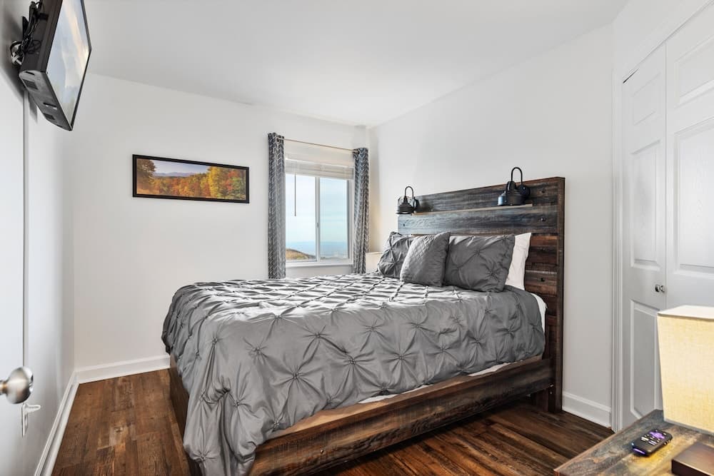 The Summit 5307 / INDOOR AND OUTDOOR POOLS