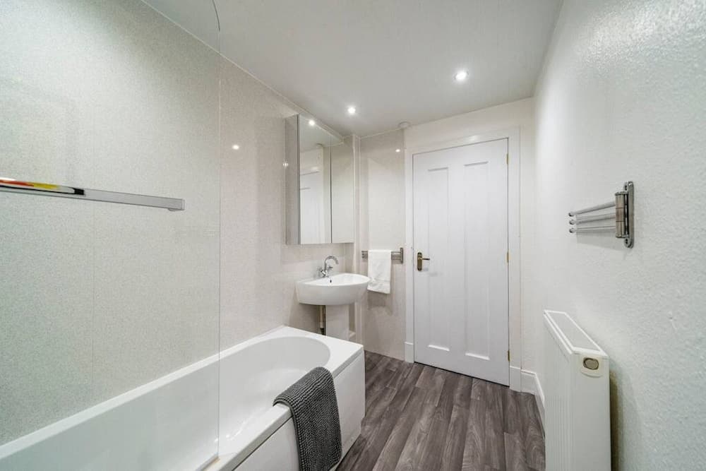 Abbotsford Apartment - Well Placed in the West End