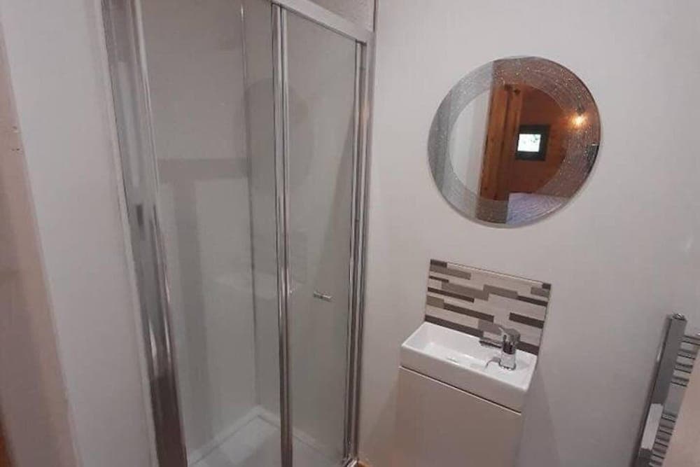 Min yr Afon - Cabin - Sleeps 2 - Hot Tub - Parking