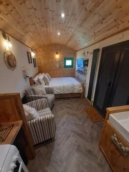 Luxury Shepherds Hut With Spa Hot Tub on Anglesey
