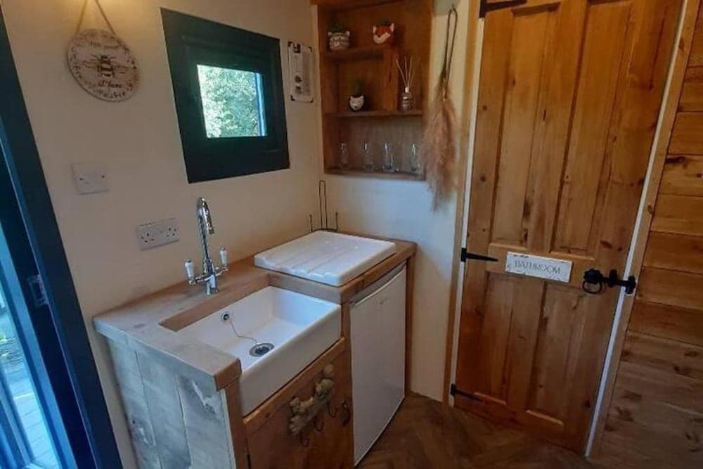 Min yr Afon - Cabin - Sleeps 2 - Hot Tub - Parking