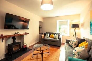 Kellas Cottage - Newly Refurbished 2 Bed Cottage w Private Parking