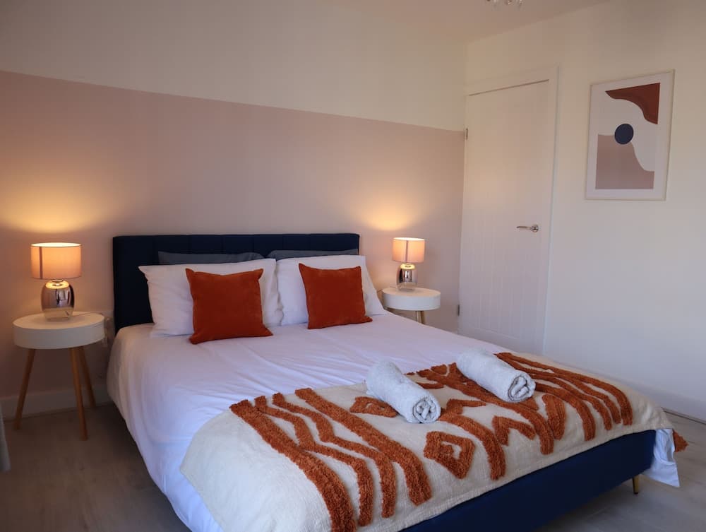 Sheffield 4-bedroom house free parking