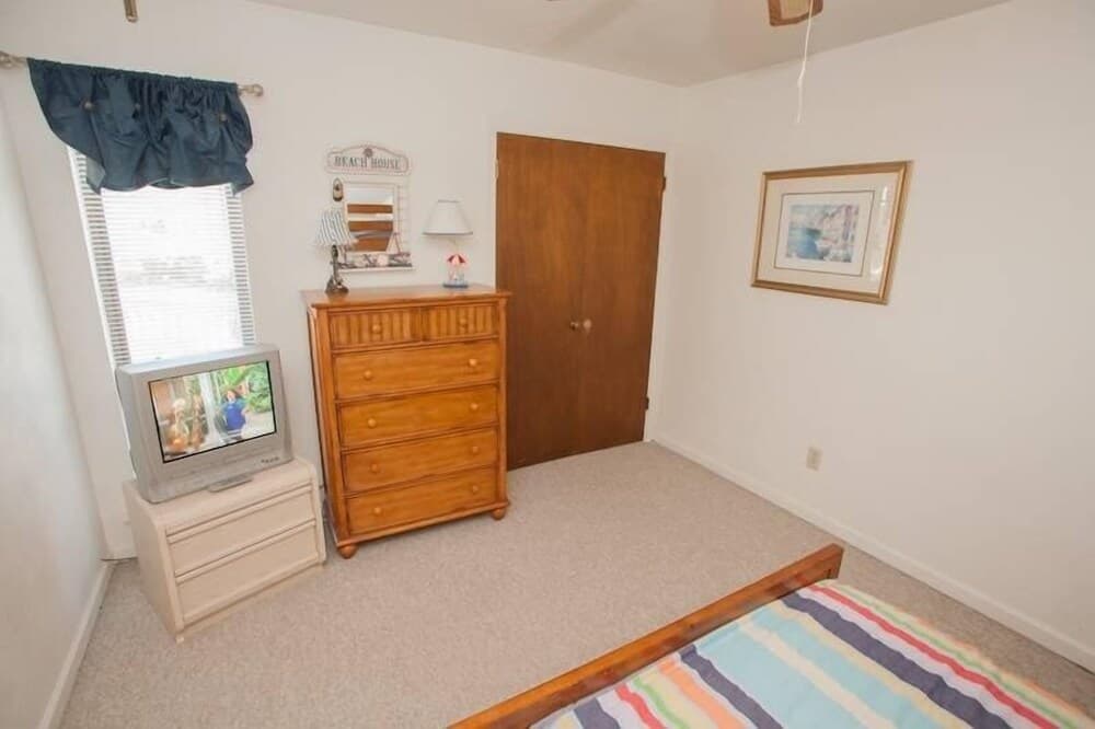 No Worries Family Home Features Bbq, Across From The Beach Access 2 Bedroom Home by Redawning