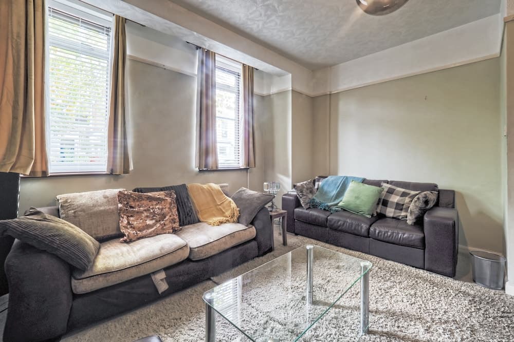 Stunning Riverside 1-bed Apartment in North London