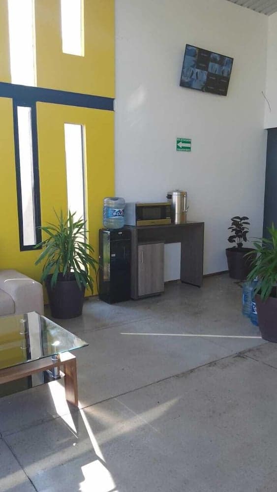 CHECK INN HOSTAL AEROPUERTO GDL - Hostel