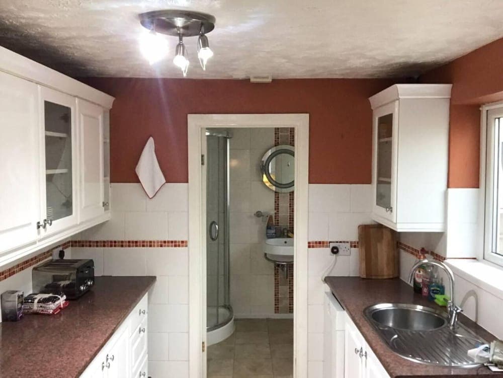 Lovely 3 Bedroom Holiday Home With Free Parking