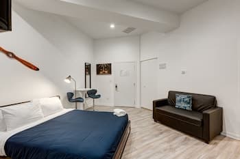 Enjoy A Romantic Chicago Getaway - This Windy City Studio Is Perfect For 2 - 747 Lofts Cabin 104 by RedAwning