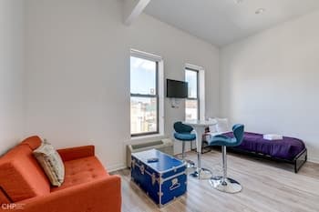 Modern Yet Cozy - Everything You Need And More For A Great Windy City Stay - 747 Lofts Cabin 204 by RedAwning