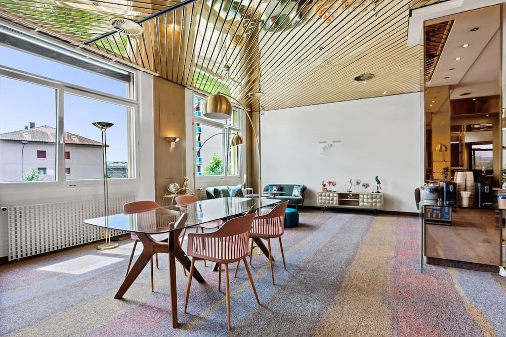 becozy Au Parc Self Check-in Hotel Retro