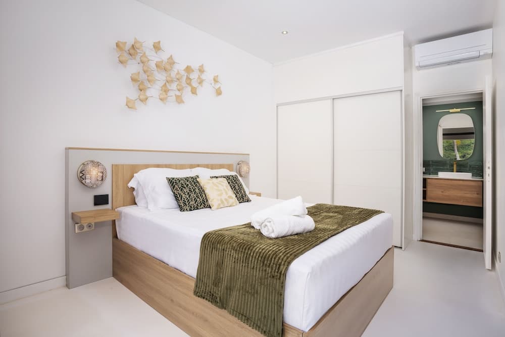 Cook's Bay Hotel and Suites