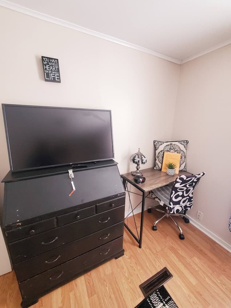 Room-black-white Rm By Yale U