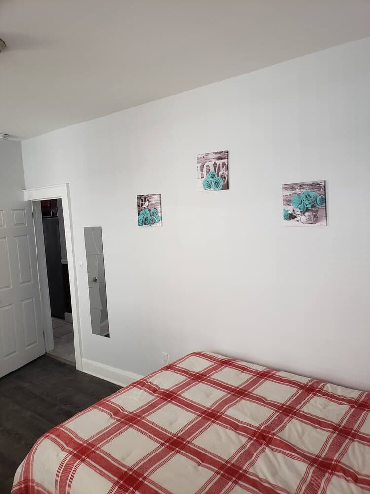 Lovely 3 Bedroom Apt With Parking On Premises