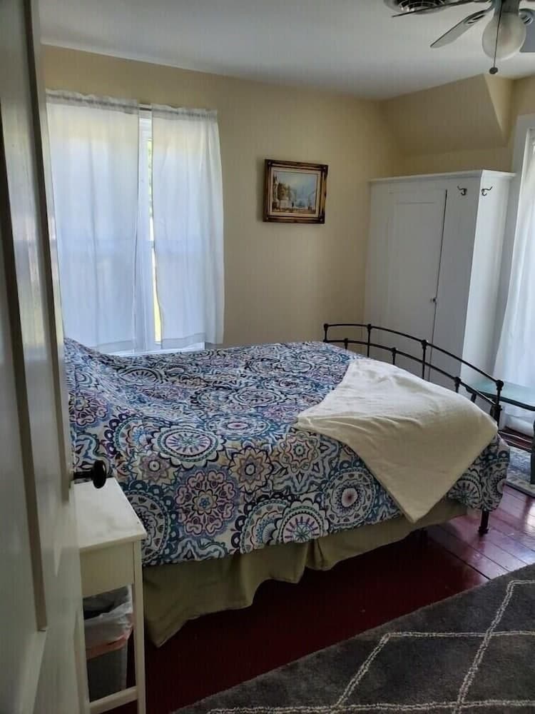 5449 Emerald 5 Bedroom Home by RedAwning