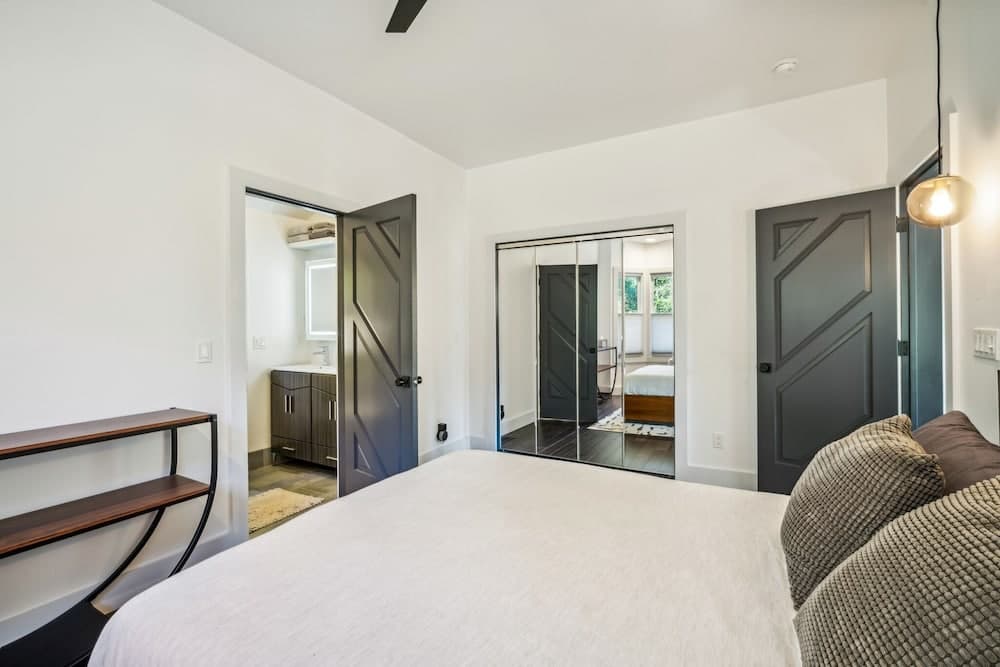 Pet’s FREE! Modern luxury steps from Russian River by Redawning