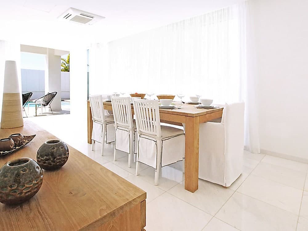 Indigo Pernera in Pernera