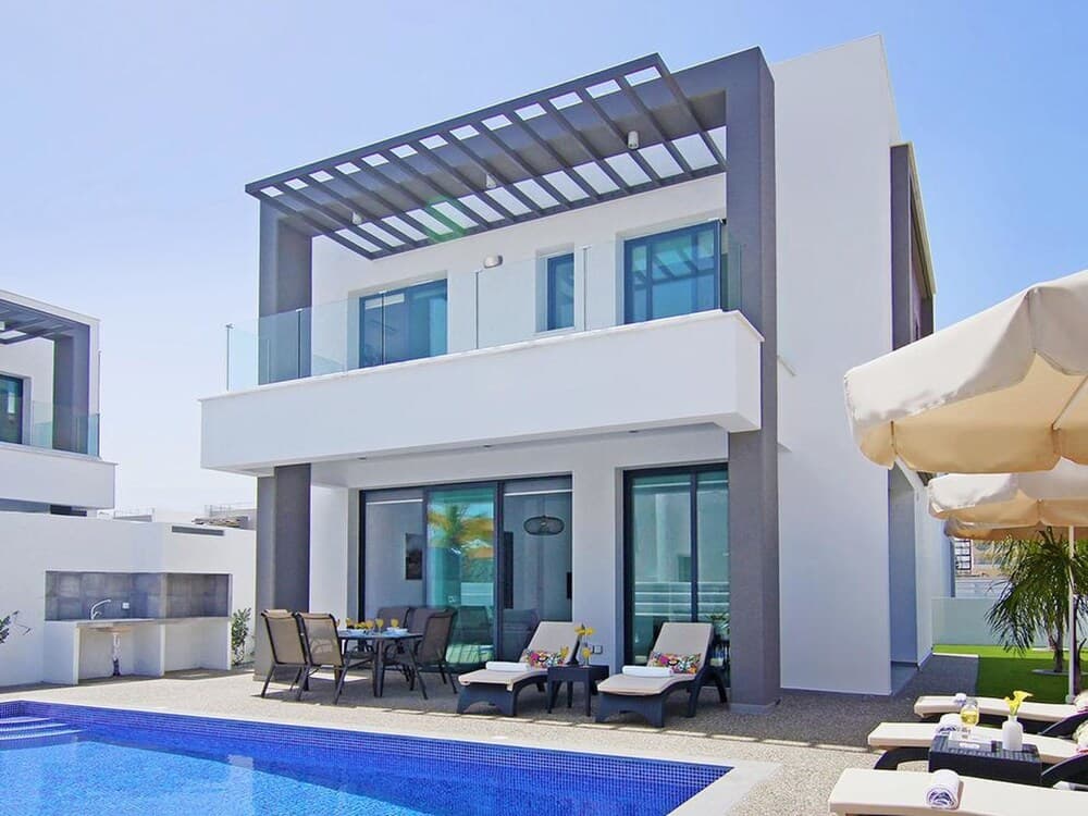 Martha Pernera in Pernera