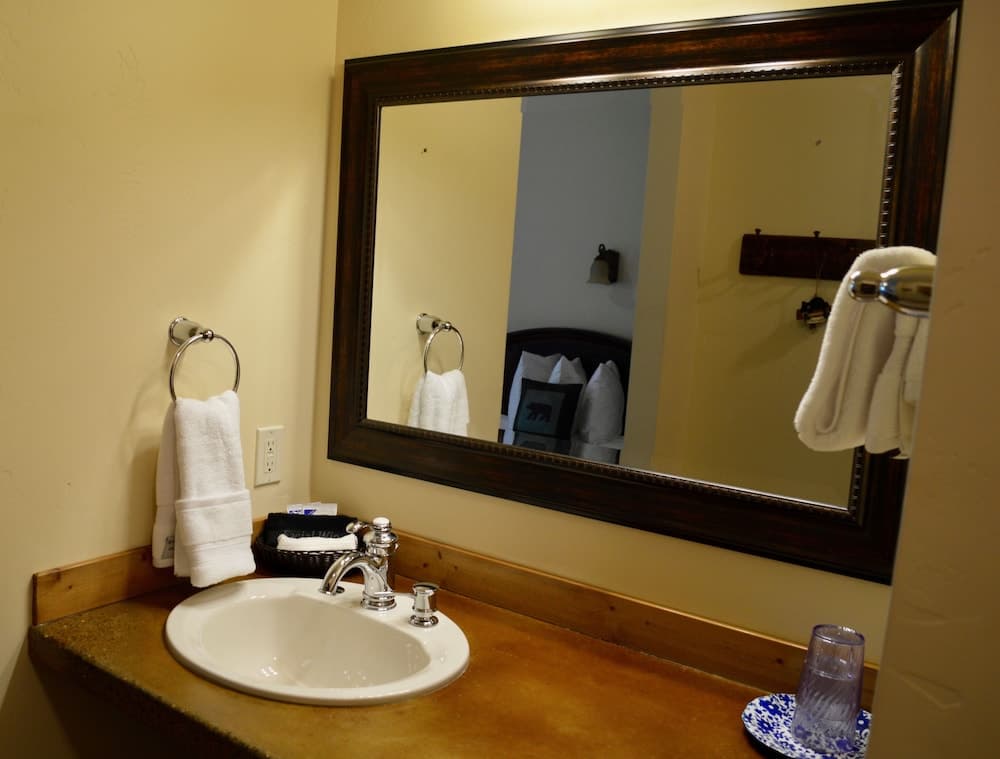 Glacier Guides Lodge