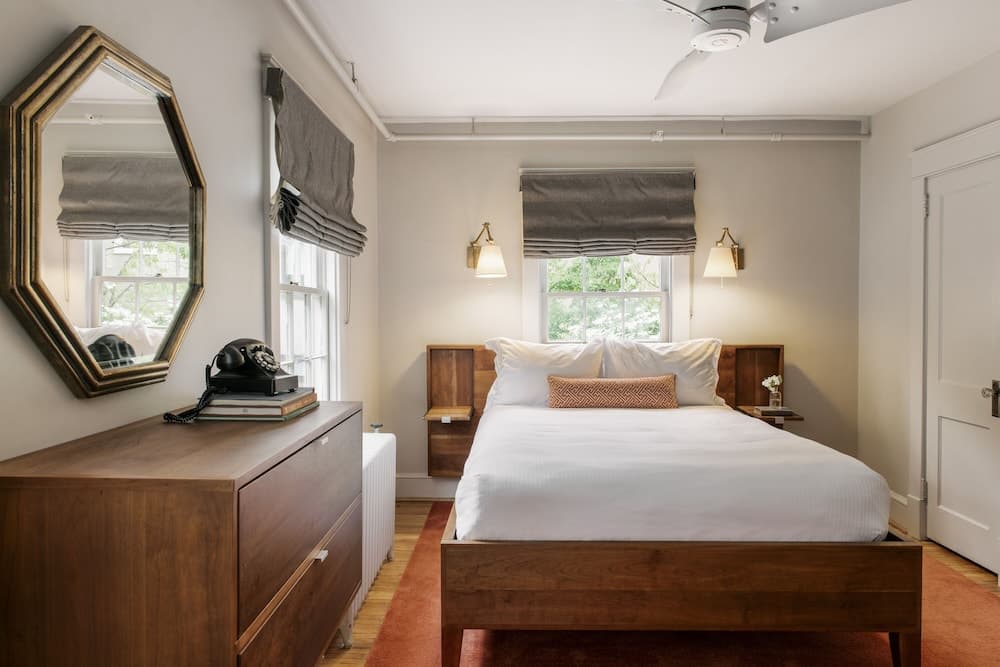 Oakhurst Inn at the University