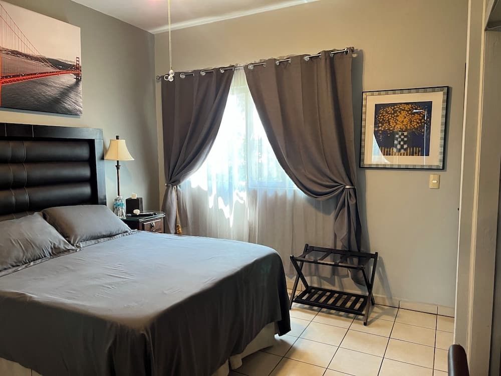 Dickinson Guest House, Guadalajara Expo