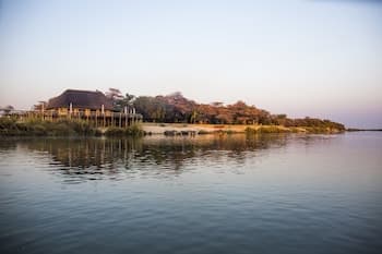 Hakusembe River Lodge
