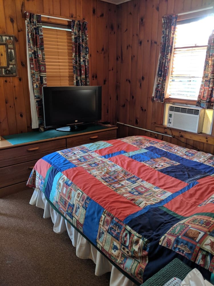 Pine Tree Motel & Cabins