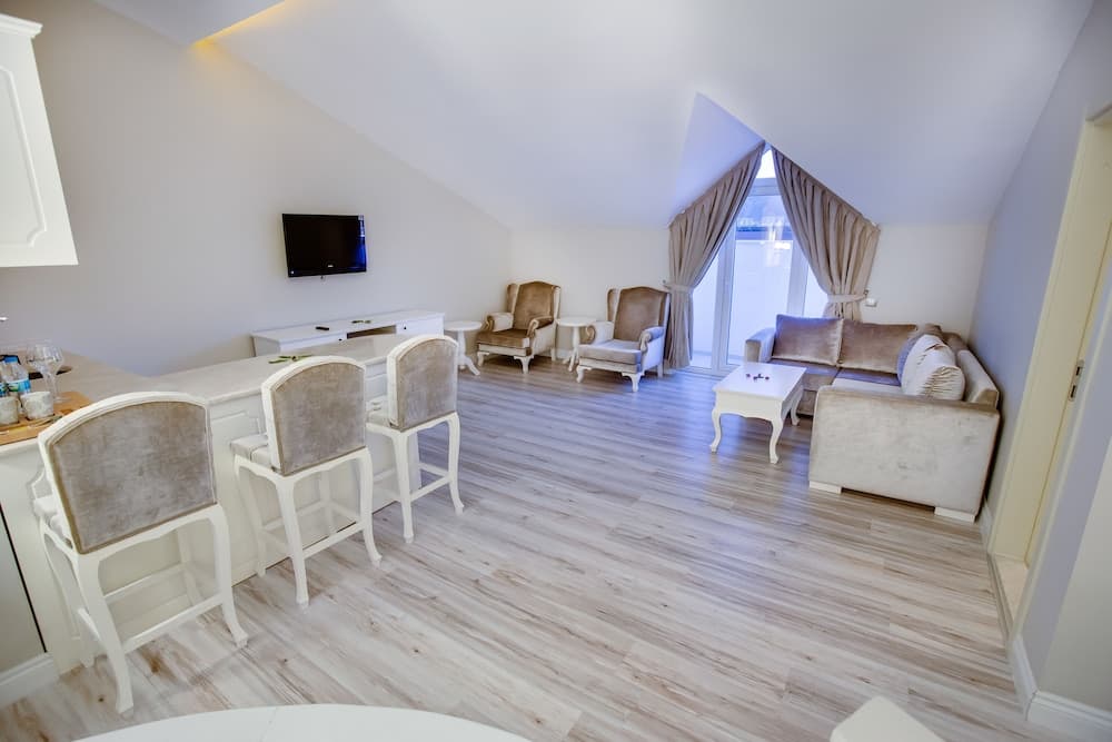 The PINEHILL Hotel & Suites