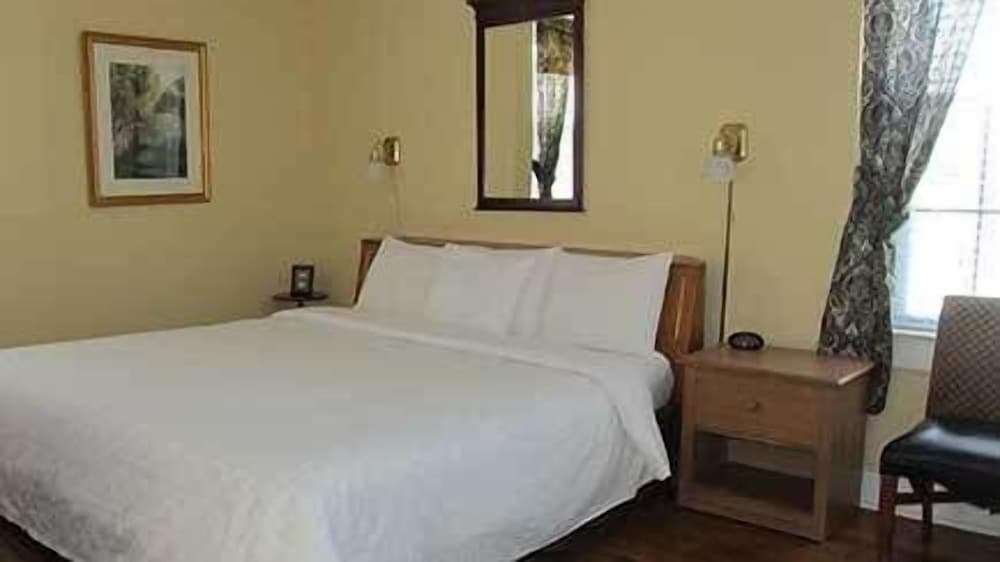 Commodore Hotel & Café