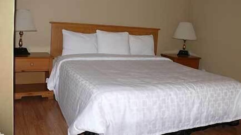 Commodore Hotel & Café