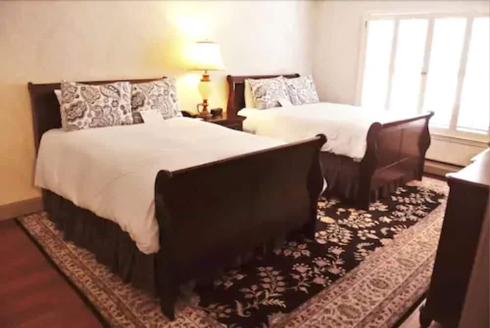 Cow Hollow Inn & Suites