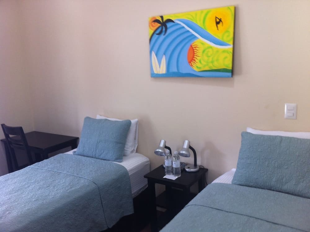 Machele' s Place Beachside Hotel & Pool