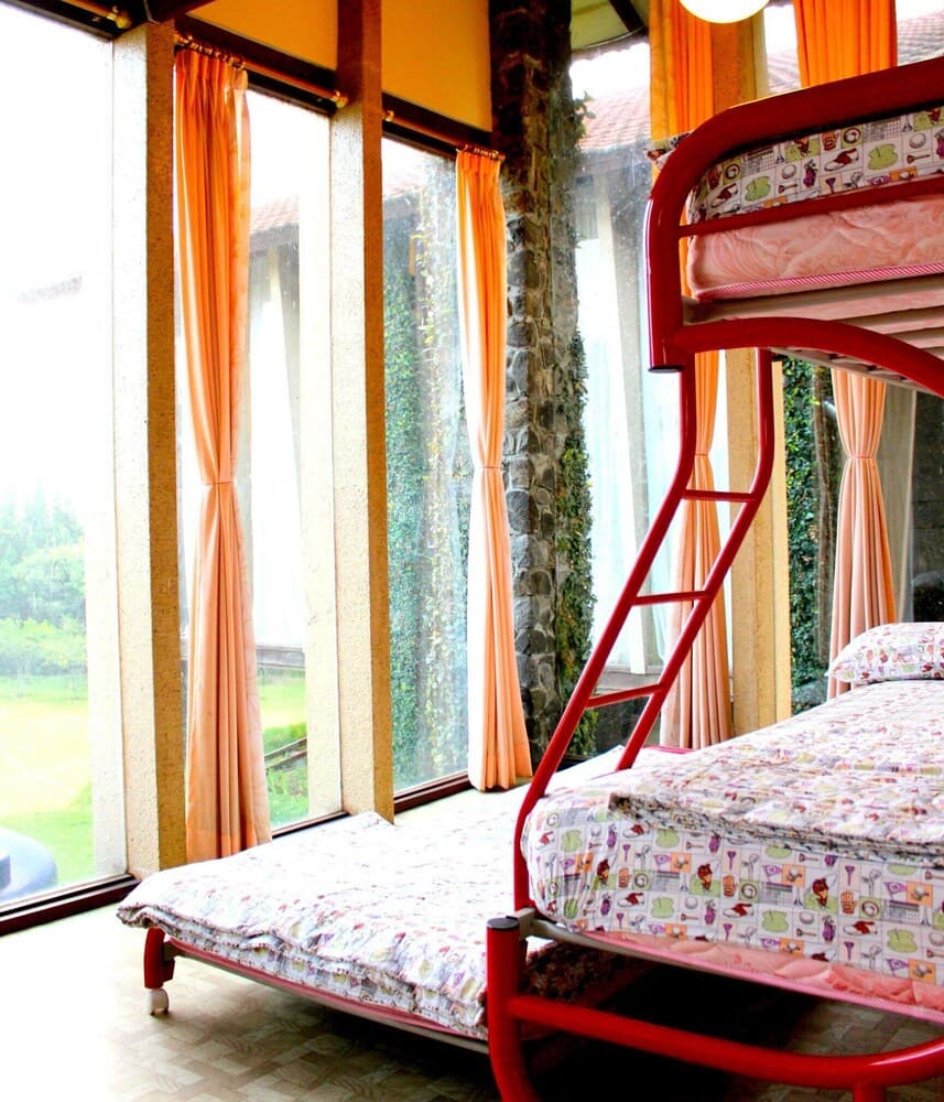 De Villa Istana Bunga by HouseinBandung