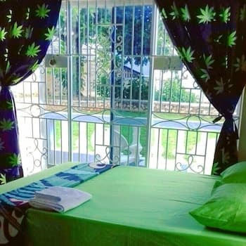 Hotbox Bud & Breakfast - Hostel